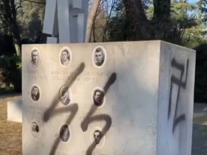 Svastica e simbolo SS su monumento dedicato a resistenza partigiana